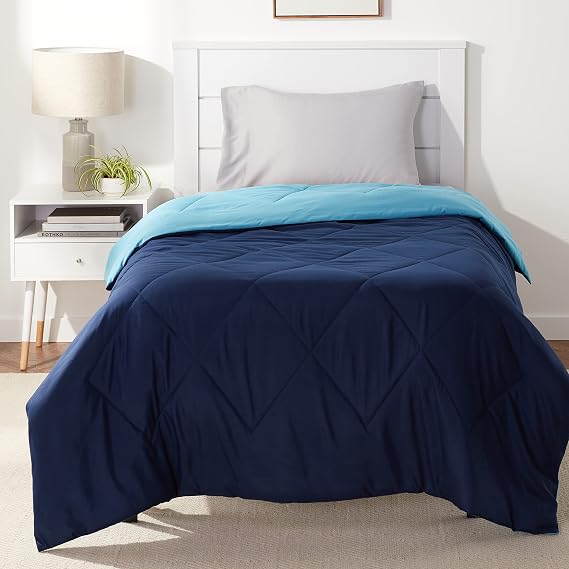 Amazon Basics Reversible Microfibre Quilt Washable Duvet without Cover All Season Duvet with Diamond Stitching Seam 135 cm x 200 cm Navy Blue/Sky Blue